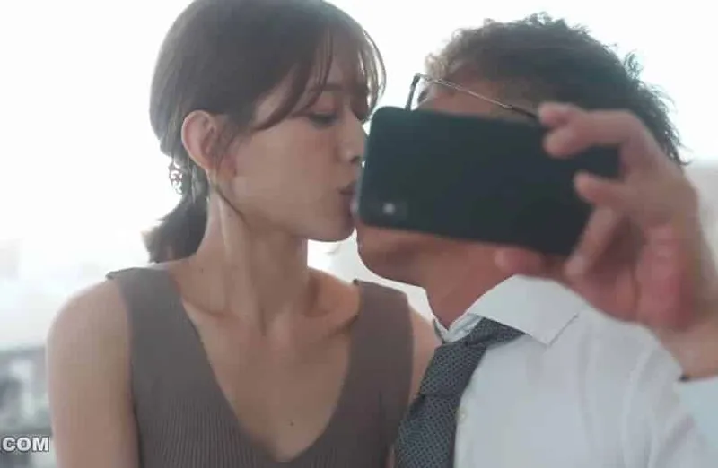 Thấy cô vợ hơi lạ, người chồng xem điện thoại vợ yêu và thấy cảnh quan hệ với tiền bối của mình